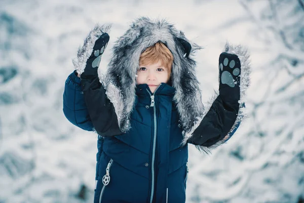 God jul och god jul. Vinterungen poserar och har kul. Begreppet vinter Barn och natur. Rolig unge kommer till vinterskogen på snö landskap. — Stockfoto