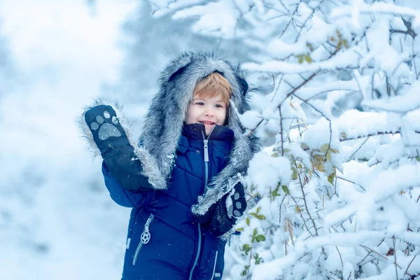Ricordi d'infanzia - bel inverno nevoso sopra prato. Bambini felici sulle passeggiate nella natura in inverno. Bambino gioioso Divertirsi nel parco invernale . — Foto Stock