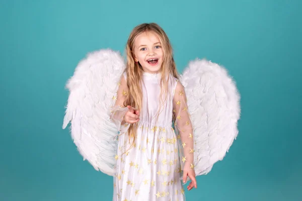 On dirait un ange. Joyeux ange fille sur blanc. Petit ange mignon de Noël. Belle petite fille ange. Belle jeune fille portant des ailes blanches . — Photo