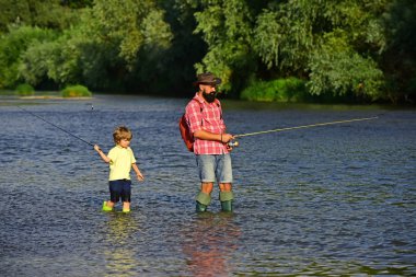 Baba ve oğlu gökyüzünde balık tutuyorlar. Yaşlı ve Genç. Mutlu baba ve oğul nehirde olta tutarak balık avlıyor..