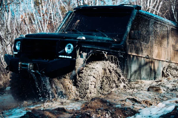 Auto fuoristrada. Safari. I migliori fuoristrada. Jeep schiacciato in una pagaia e raccolse uno spray di sporcizia. Fuoristrada tra le montagne. Pista sul fango . — Foto Stock