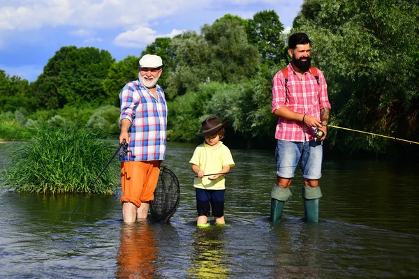 Persone felici famiglia hanno pesca e divertimento insieme. Pescatore a mosca con canna da pesca a mosca nel fiume. Concetto giovane - adulto. Giorno di uomini . — Foto Stock
