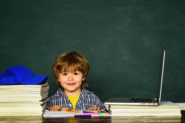 Blackboard achtergrond-Kopieer ruimte. School-of studente leerling die ouders een test met een goede graad toont. Onderwijs als eerste. Jongen van de basisschool op de school werf. — Stockfoto