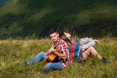 Sevgililer Günü 'nü kutluyoruz. Güzellik Kızı ve yakışıklı erkek arkadaşı kampta..