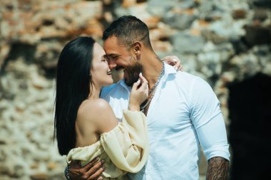 Şehirde birbirini seven bir çift. Sevgililer Günü. Sevgililer Günü. Sevgililer Günü 'nde randevusu olan romantik çift..