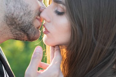 Sevgi. Sevgililer Günün kutlu olsun. Aşk günü. Sevgililer Günü konsepti. Aziz Valentine. Güzel kız ve onun yakışıklı erkek arkadaşı öpüşüyor..