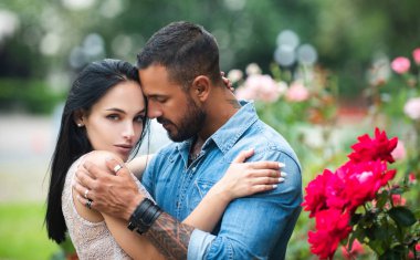 Sevgililer Günü 'nde randevusu olan romantik bir çift. 14 Şubat. Aşka güven. Birbirimizin arkadaşlığından keyif alıyoruz. Şehvetli ön sevişme.