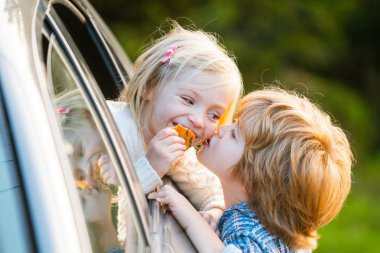 Sevgililer Günün kutlu olsun. Sevgililer Günü tebrik kartı. Komik çocuklar öpüşür. Sevgililer Günü 'nün Gerçek Tarihi.