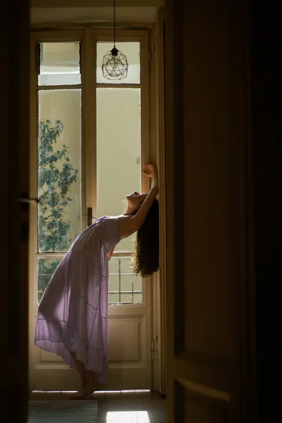 Jonge vrouw geniet ervan alleen te zijn. Meisje ontmoet 's morgens nabij balkon. Het begrip schoonheid. Jou verleiden. Verleidelijke jonge vrouw in sensuele nachthemd in dans. — Stockfoto