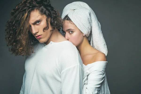 Belo casal jovem. Mulher linda com uma toalha na cabeça posando com homem morena bonito com corpo muscular esportivo. Romântico e amor. Jovem casal feliz posando no estúdio. Sensualidade . — Fotografia de Stock