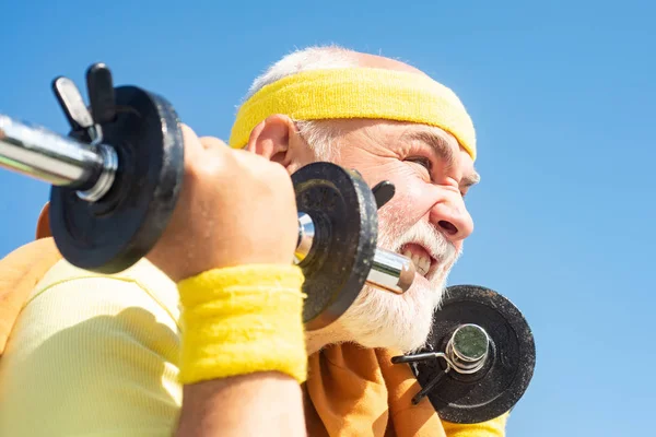 Clube de saúde ou centro de reabilitação para idosos aposentados. Esporte sênior homem levantando halteres no centro desportivo - close up retrato . — Fotografia de Stock