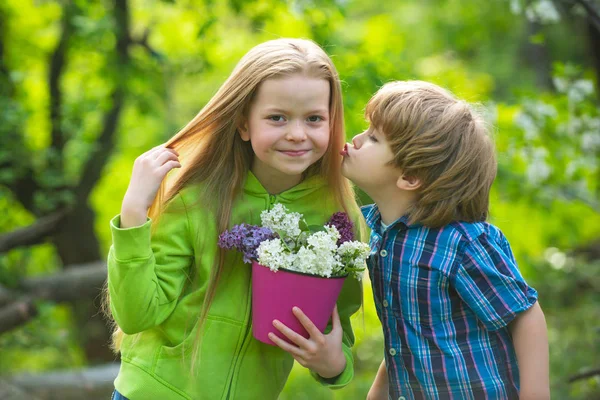 Sevgililer Günü tebrik kartı. Komik çocuklar öpüşür. En İyi Sevgililer Günü Fikri. — Stok fotoğraf