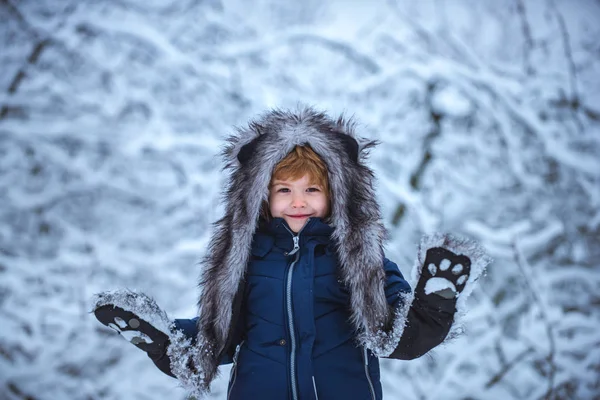 Zimowy krajobraz lasu i śniegu z uroczym chłopcem. Cieszący się przyrodą zimą. Szczęśliwej zimy. Koncepcja aktywnych dzieci zimowych. — Zdjęcie stockowe