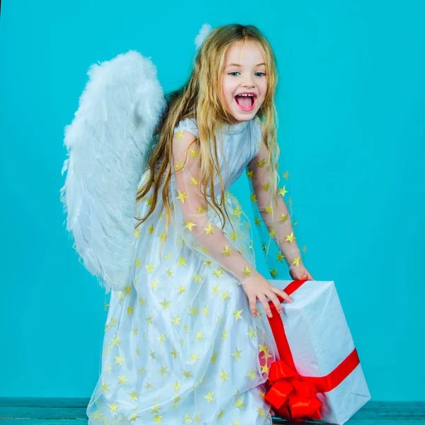 Happy Valentines Day. Angel child from heaven gives you gift. Christmas Cute little Angel. Beautiful little angel girl. Beautiful young girl wearing angel wings. — ストック写真