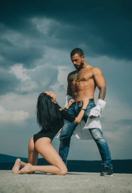 Seksi çift aşk oyunlarında oynar. Seksi ve formda bir kadın ve dövmeli yakışıklı bir adama sarılmak..