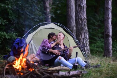 Sevgililer Günü 'nü kutlayan çift. Güzel kız ve onun yakışıklı erkek arkadaşı öpüşüyor. Güzel genç bir çift yüz yüze otururken gülümsüyor..