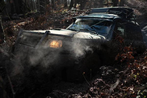 Jeep crushed into a paddle and picked up a spray of dirt. Off-road sport truck between mountains landscape. Track on mud. Off road car. Safari. Best off-road vehicles. — 图库照片