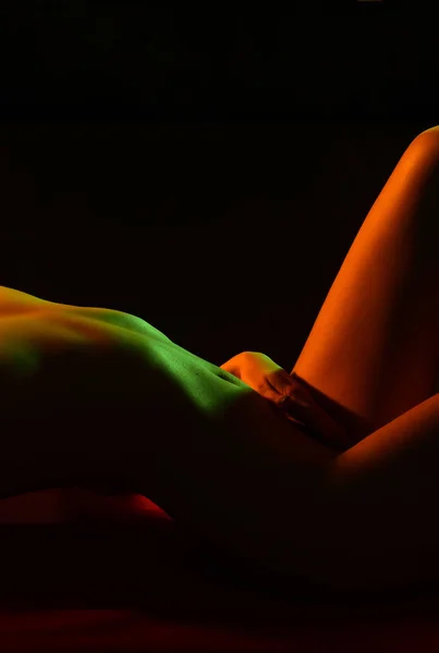 Foto de arte de moda de modelo desnudo elegante en los focos de color claro. Mujer sexy forma del cuerpo perfecto. Mujer sexy desnuda. Cuerpo desnudo perfecto de dama sexy . — Foto de Stock