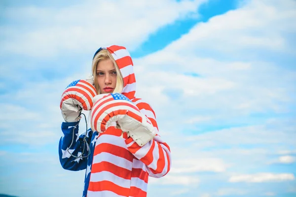 Boxeadora americana posando con guante de boxeo. Joven mujer feliz con bandera de estados unidos disfrutando. Hermosa joven patriótica con la bandera americana. Estados Unidos Día de la Independencia 4 de julio . — Foto de Stock