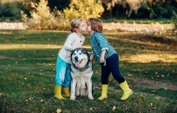 Romantické děti mají rande na Valentýna. Na Valentýna. Valentýn malý pár. — Stock fotografie