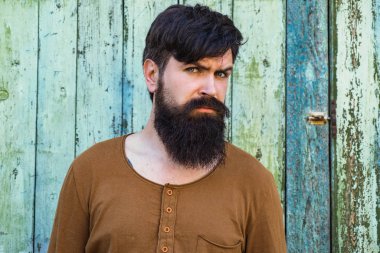 Erkek yüzü yakın çekim. Harika gülüşü olan yakışıklı bir adam. Moda gözlükleri takıyor..