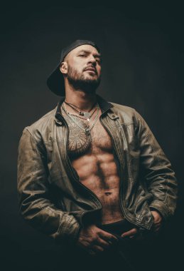 Yakışıklı bir adamın moda tarzı portresi. Yakışıklı erkek..