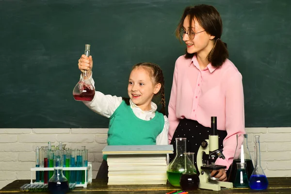 Tillbaka till skolan och hemundervisningen. Mitt kemiexperiment. Små barn på skollektionen. Det som lärs ut i kemi. Barn från grundskolan. — Stockfoto