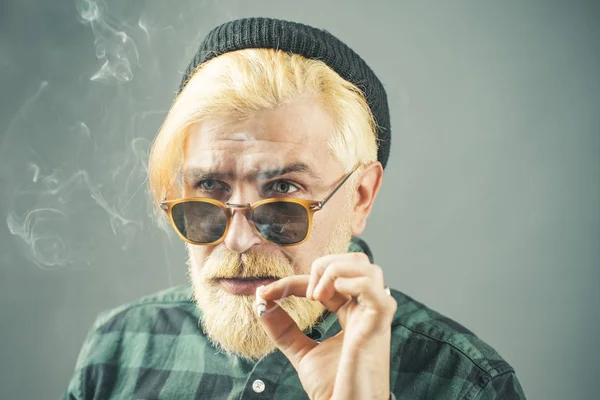 Hombre guapo con una gran sonrisa con gafas de moda sobre fondo oscuro con espacio para copiar . — Foto de Stock