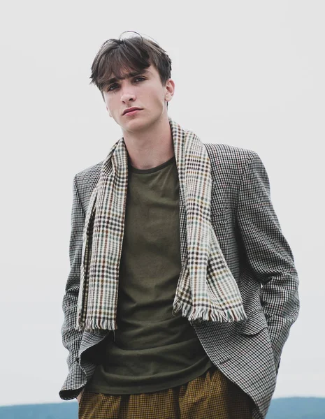 Un tipo con traje moderno. Retrato del hombre guapo en el estudio sobre fondo oscuro . — Foto de Stock