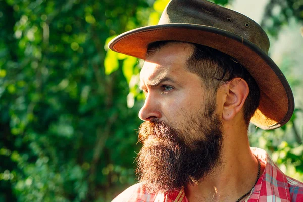 Rostro cercano de un joven sin emociones. Retrato del hombre seguro de sí mismo. Foto aislada de joven guapo macho con bigote de barba y peinado de moda . — Foto de Stock