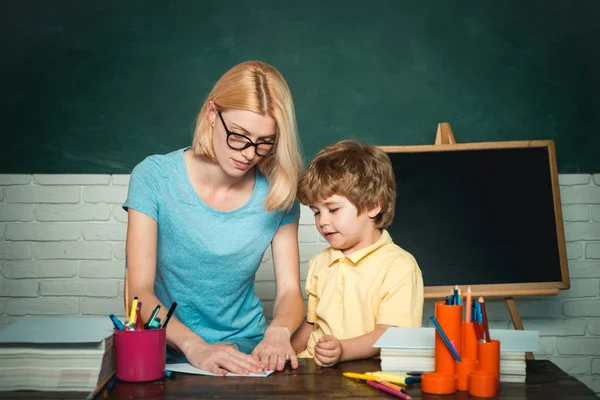 Öğretmen ve çocuk. Harika bir çalışma başarısı. Eğitimsel süreç. Okul ve çocuk konsepti. Okula ve mutlu zamanlara. Öğretmen ve çocuk. — Stok fotoğraf