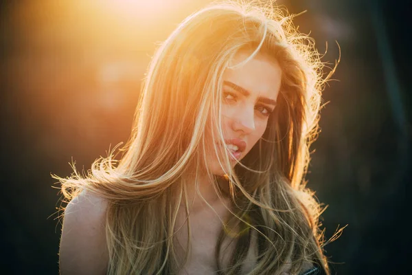 Estilo, moda, mujer. Belleza joven modelo con maquillaje perfecto. Foto de moda de una hermosa mujer joven elegante . — Foto de Stock