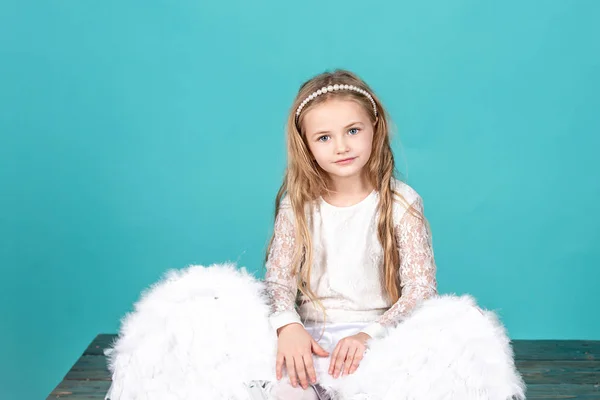 Child angel with a beautiful wings. Looks like an angel. Cherub. Saint Valentines Day card. Little angel Girl in white dress with angel wings on isolated background. — Stock Photo, Image