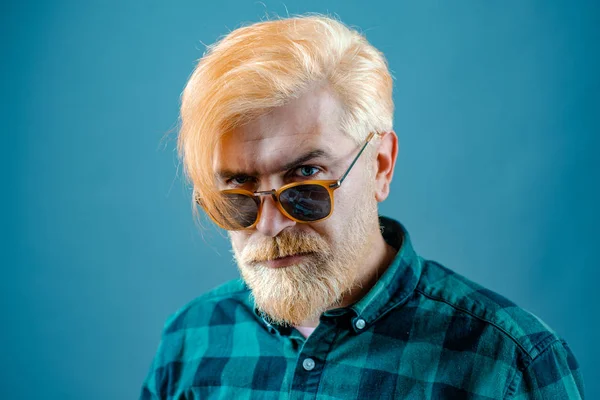 Handsome confident perfect hairstyle man indoor. Head and shoulders portrait of a bearded middle-aged man looking at the camera over a grey studio background with copy space. — Stock Photo, Image
