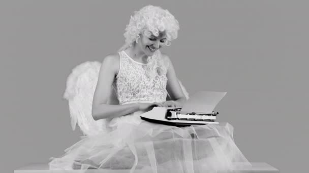 Красивая молодая сексуальная женщина печатает письма. Концепция Дня Рождества и Валентина . — стоковое видео