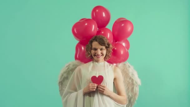 Ange Valentin donnant coeur. Cupidon de Saint-Valentin. Femme romantique ayant rendez-vous à la Saint-Valentin. 14 février . — Video