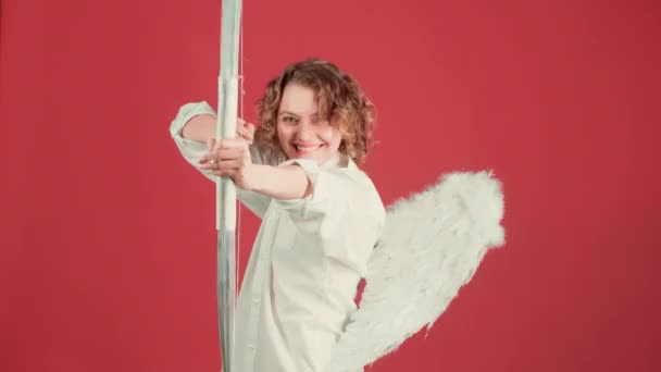 Concepto de amor. Mujer ángel divertido con arco y flechas en sus manos. Concepto de San Valentín. Angel chica con arco y flecha sobre fondo rosa aislado sobre fondo rosa . — Vídeos de Stock