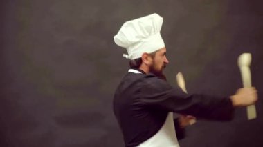 Çılgın insanlar. Heyecanlı sakallı aşçı. Usta sınıf ve komik aşçı. Siyah arkaplanda izole.