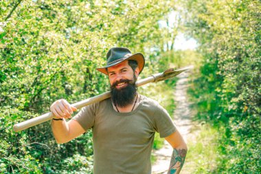 Tarım için eski teknoloji. İş yerindeki profesyonel bahçıvan. Bahçıvan.