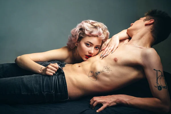 Foto de moda de belo casal sexy posando no estúdio. Casal heterossexual apaixonado abraçando isolado em branco. Relaxa. Fecha o retrato. Relacionamento. Família. Romântico e amor . — Fotografia de Stock