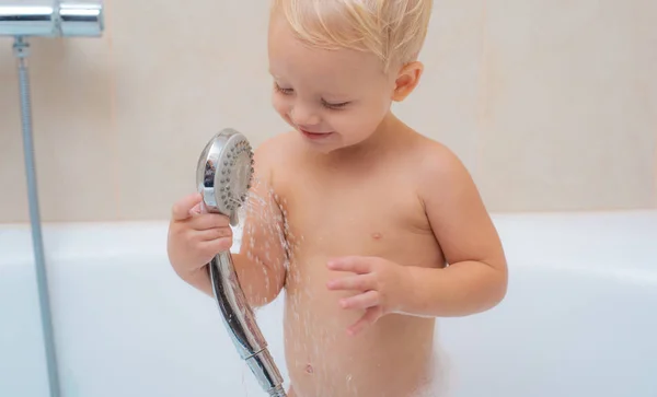 Bebé en la bañera. Retrato del niño sonriente. Feliz bebé riendo tomando un baño jugando con burbujas de espuma. Baño para niños . —  Fotos de Stock