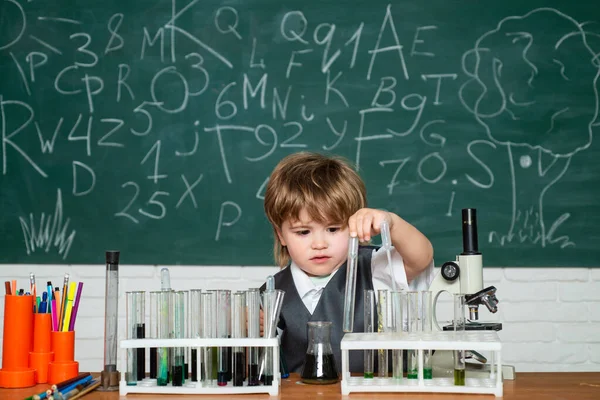 Mikroskop och provrör. Kunskapsdagen. De utförde ett nytt kemiexperiment. Experiment. Tillbaka till skolan. — Stockfoto
