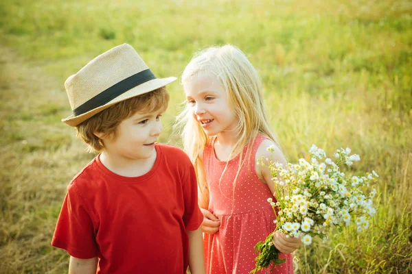 Hermosa pequeña pareja - niño y niña abrazando. Concepto de infancia. Retrato de verano de un niño lindo y feliz. Romántico y amor. Concepto de amor. Primer amor. Feliz día de San Valentín . —  Fotos de Stock