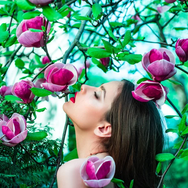 Divat tavaszi lány tavaszi Magnolia virágok háttér. Nő a tavaszi virág háttér. — Stock Fotó