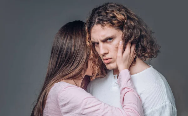 Attractive young couple hugging each other on grey background. Young man and woman in cuddle. Young sexy couple. Close up photo. Love and trust. Pose for family portrait. Love. — Stock Photo, Image