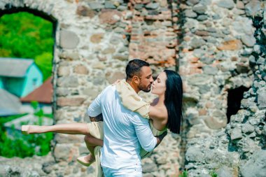 Sevecen bir çift birbirlerini seviyorlar. Kucaklaşan güzel genç bir çift. Coşkulu, şehvetli, zevkli bir kadın. Arzulamak.