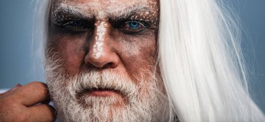 Şeytan vampir adam. Kan makyajlı cadılar bayramı sakallı adam. Kanlı Cadılar Bayramı adamı makyajı. Cadılar Bayramı Sanatı Kanlı Cilt Adam portresi - yakın çekim.