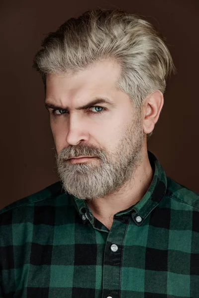 Bellissimo ragazzo in camicia guardando la fotocamera isolata su sfondo grigio. Ritratto di bell'uomo in studio su sfondo scuro . — Foto Stock