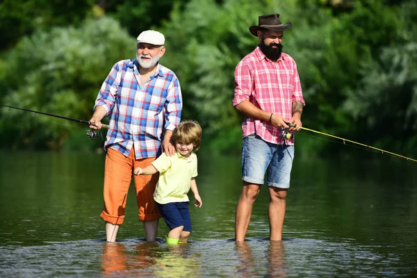 Pesca nel fiume. Buon pescatore con canna da pesca. Generazioni uomini . — Foto Stock