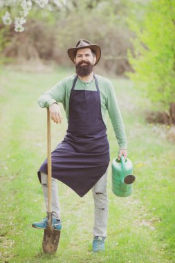 Çiftçi bahar doğasını sever ve bitkileriyle ilgilenir. Bahçıvan. Köy hayatı. Çiftçilik ve tarım.